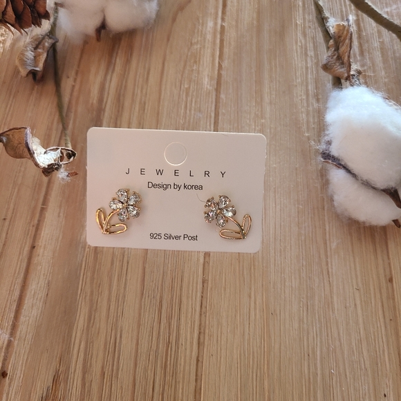 🌼🌼NEW🌼🌼Beautiful Flower Earrings with 925 Silver Posts - Picture 6 of 13